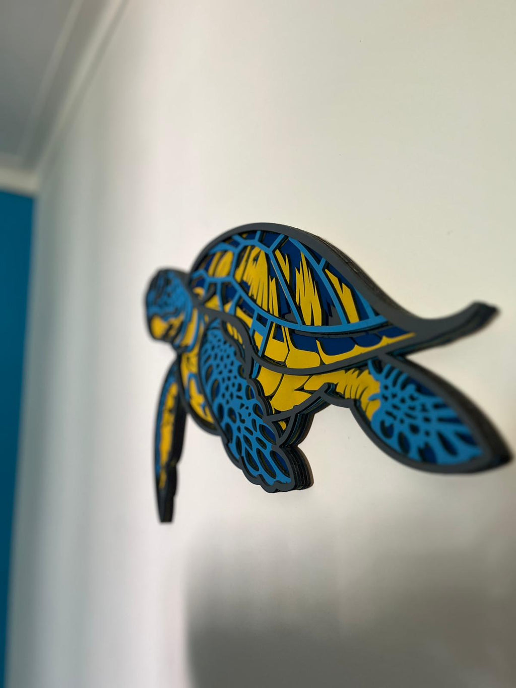 Tartaruga Decorativa em Madeira 3D Multicamadas – Arte de Parede Colorida 55cm