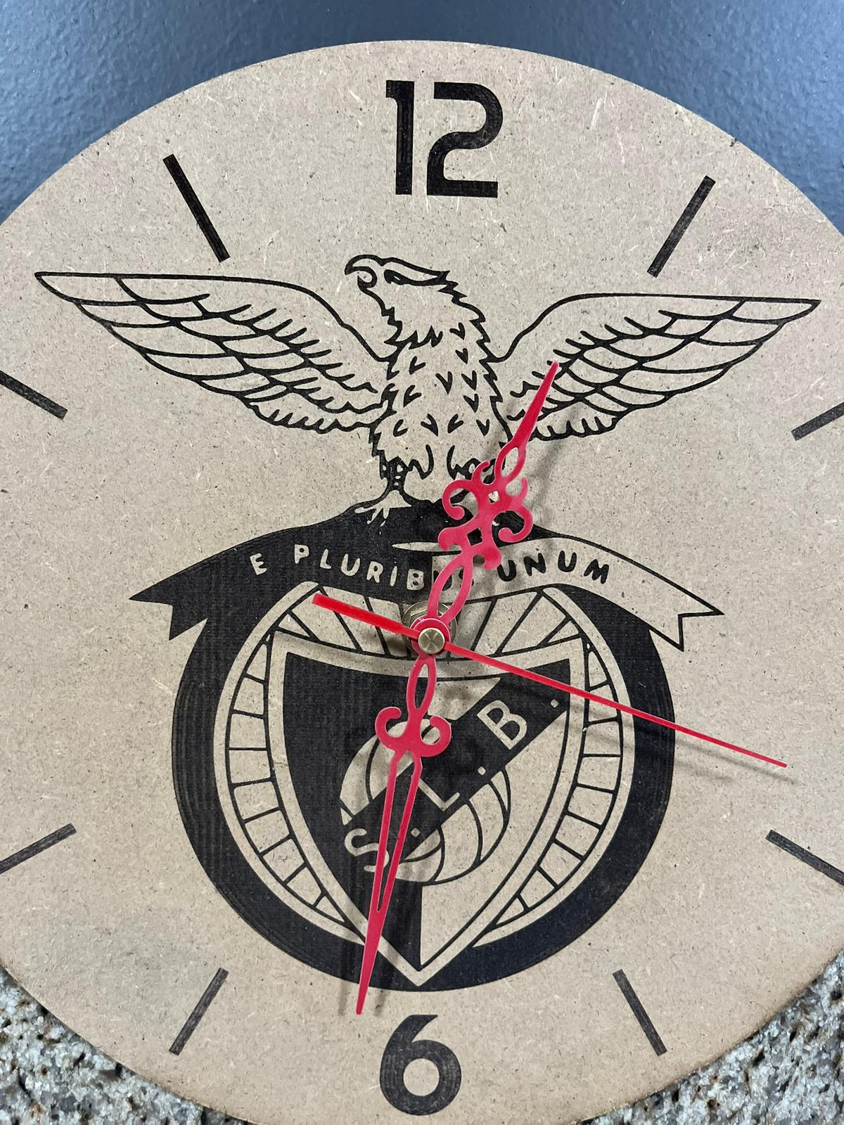 Relógio de parede SL Benfica em madeira gravado a laser em ambiente decorativo