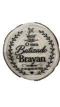Rodela de madeira natural gravada a laser com texto 'O meu Batizado Brayan' e data, decorada com ramos e pombinha — vista frontal