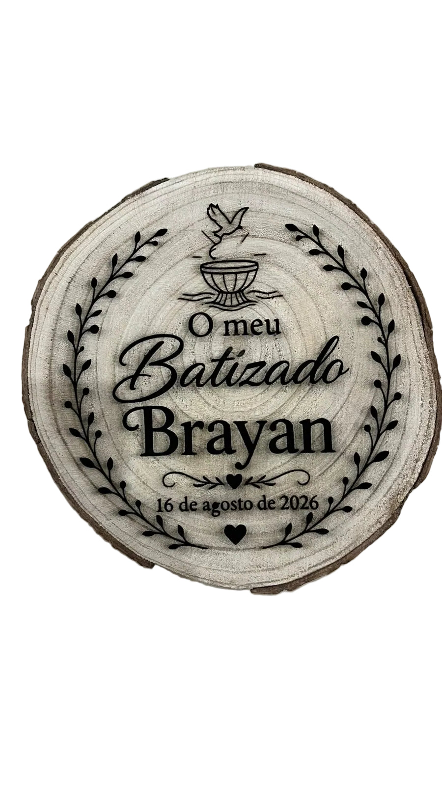 Rodela de madeira natural gravada a laser com texto 'O meu Batizado Brayan' e data, decorada com ramos e pombinha — vista frontal