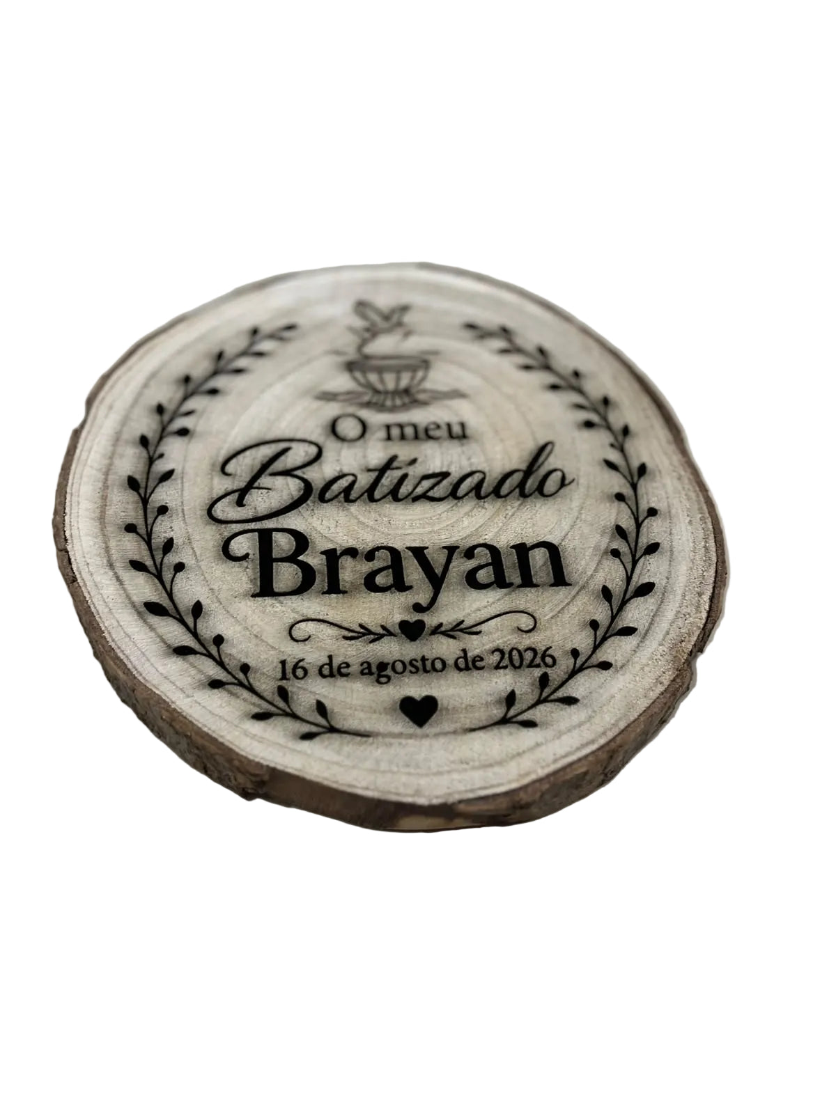 Rodela de madeira artesanal com gravação personalizada para batizado, feita em Portugal — perspetiva decorativa