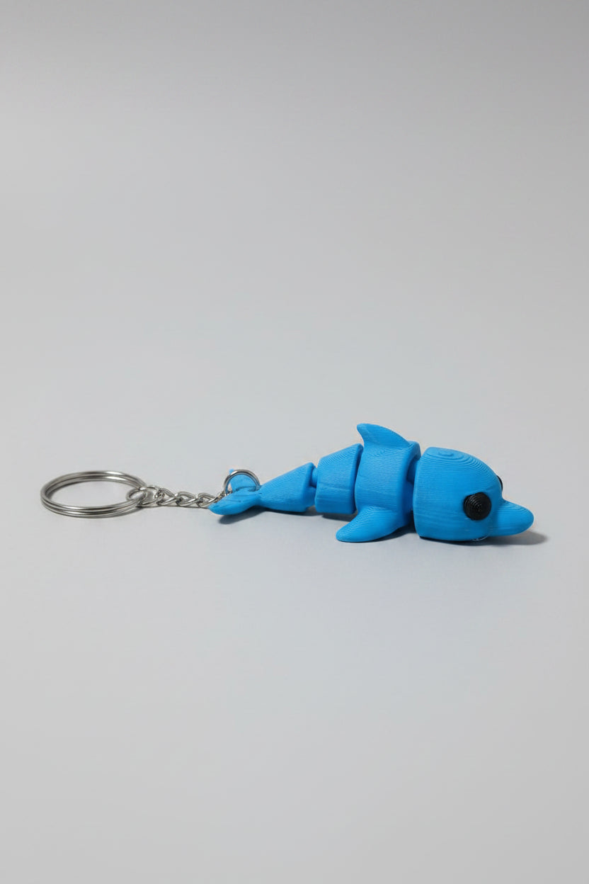 Porta-chaves golfinho 3D azul articulado, vista frontal com barbatanas e cabeça em destaque
