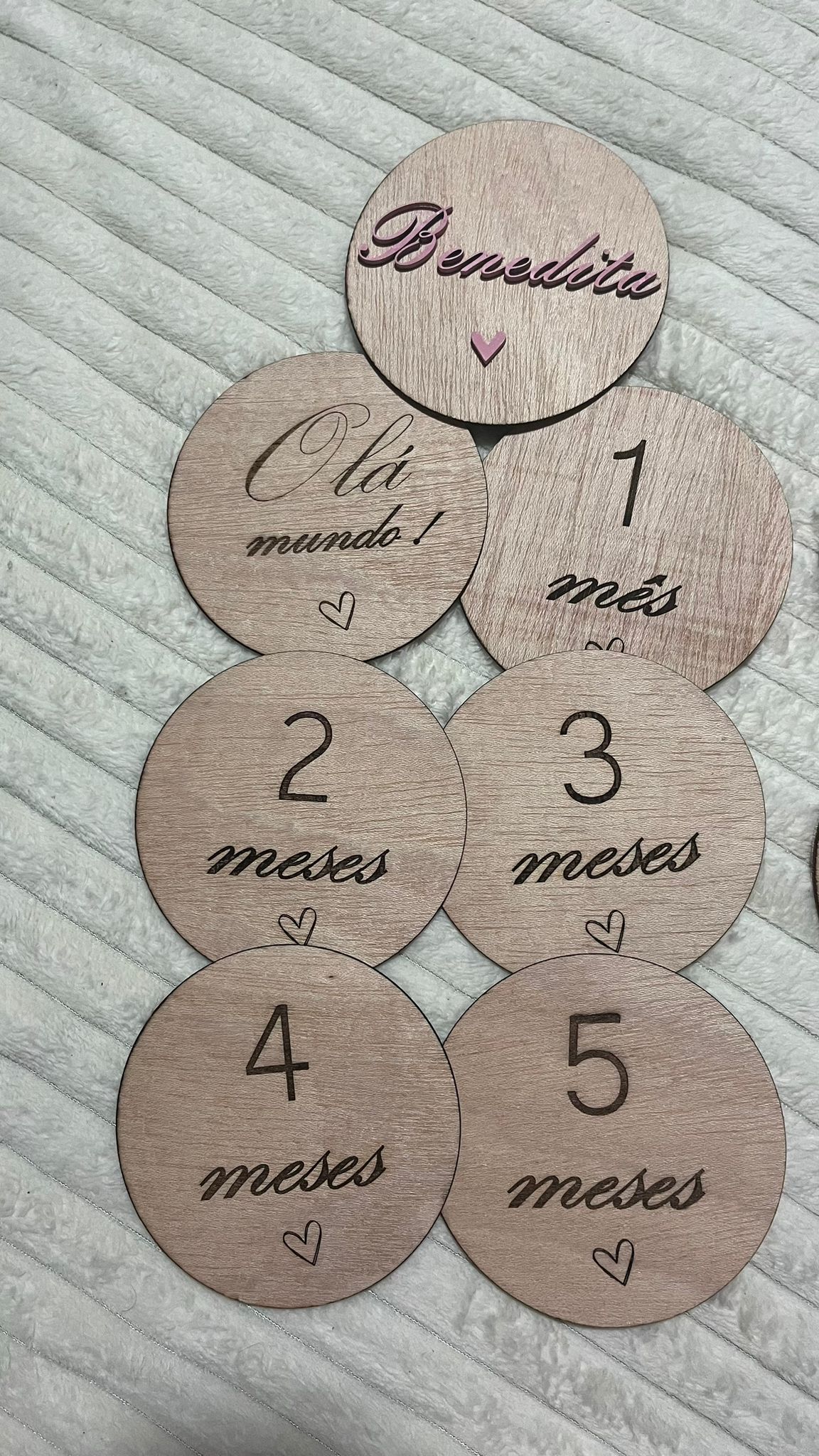 Kit placas milestone bebé em madeira — meses 1 a 5 com nome personalizado