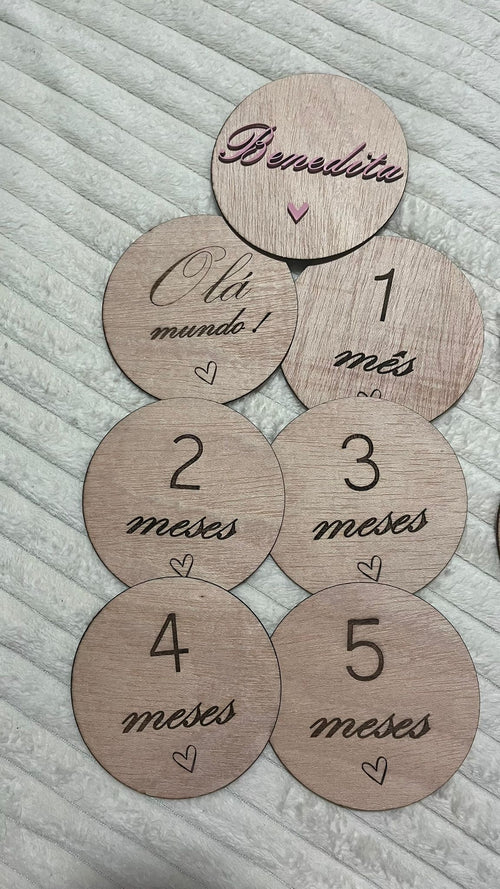 Kit placas milestone bebé em madeira — meses 1 a 5 com nome personalizado