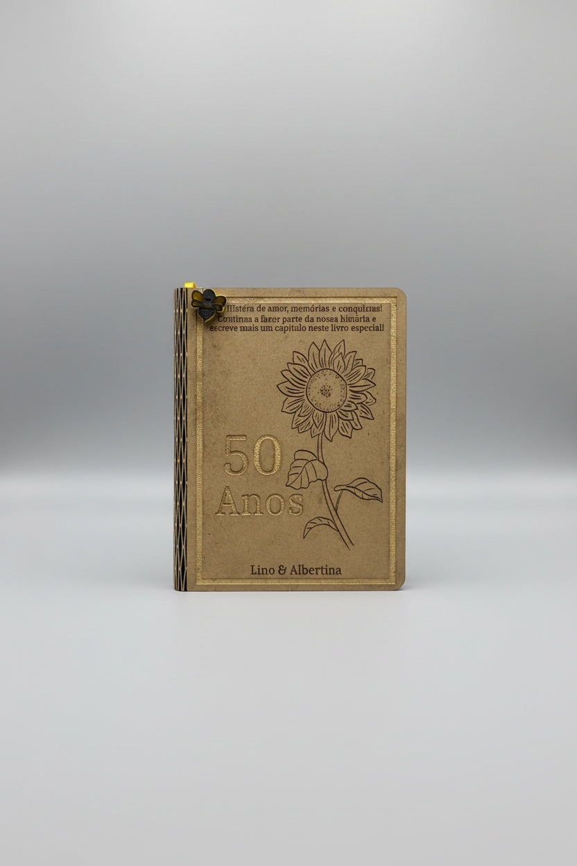ivro de memórias personalizado em madeira - capa gravada a laser com girassol e nomes